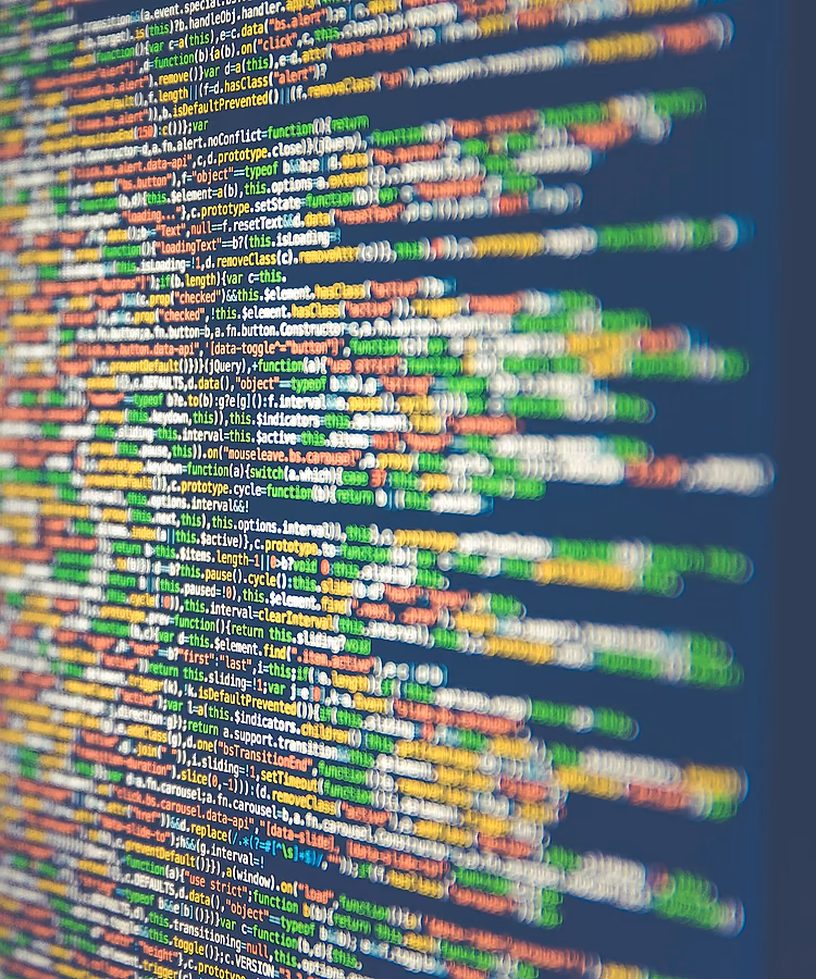 Du code affiché à l’écran, vu de biais : les lignes du premier plan sont nettes, le reste part dans le flou.
